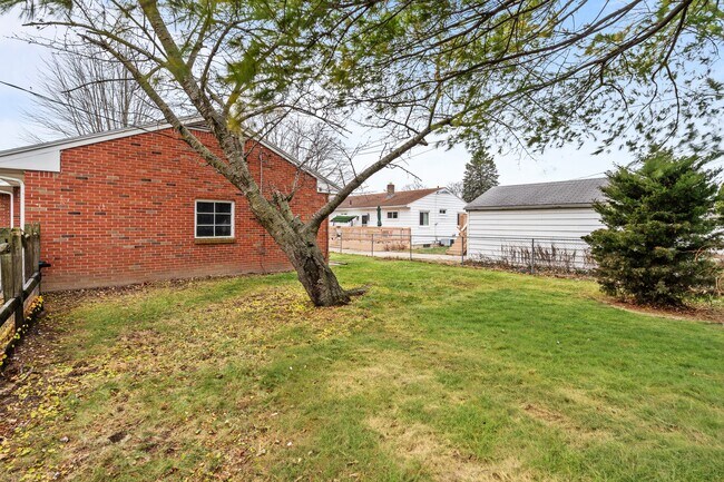 Building Photo - 5525 Sunnyside Dr