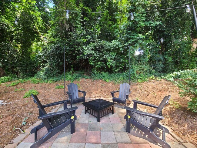 Building Photo - Fully Furnished: Beautiful 4-Bedroom Home ...