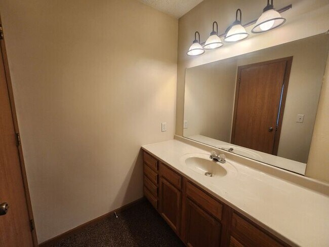 Building Photo - Enjoy comfortable living in this spacious all-electric home