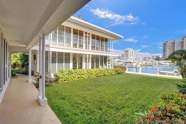 Building Photo - 2760 Yacht Club Blvd