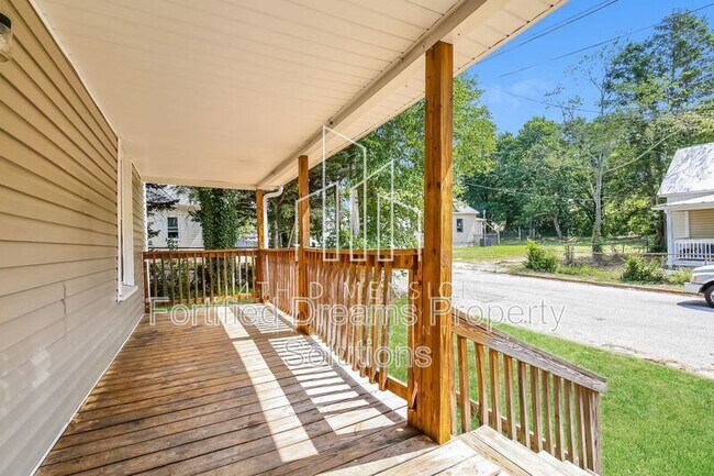 Building Photo - 2214 Nissen Ave