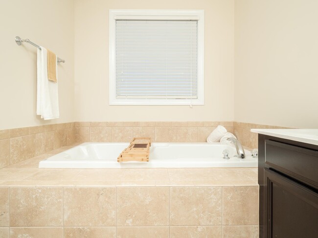 Building Photo - Gorgeous Luxury 3 Bedroom 2.5 Bath Townhom...