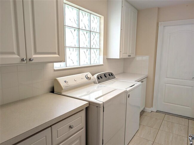 Building Photo - 5557 Avellino Pl