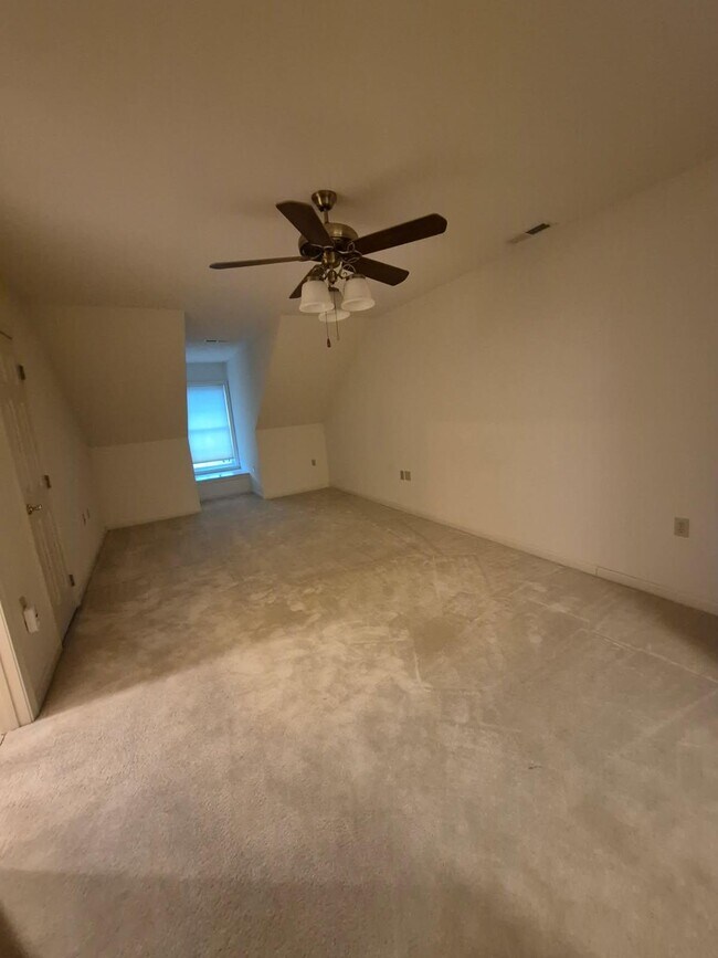 Building Photo - 1023 E Schumaker Manor Dr