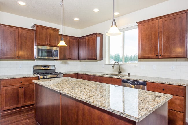 Building Photo - 4 Bedroom plus office 3 Bath Hills at Roun...