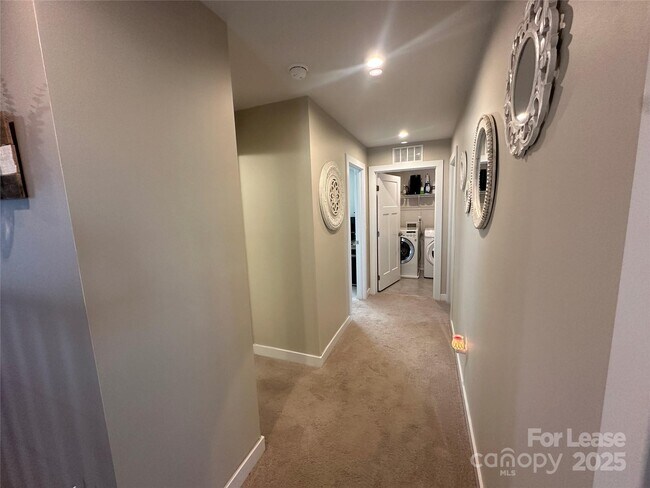 Building Photo - 1539 Spruce Ln