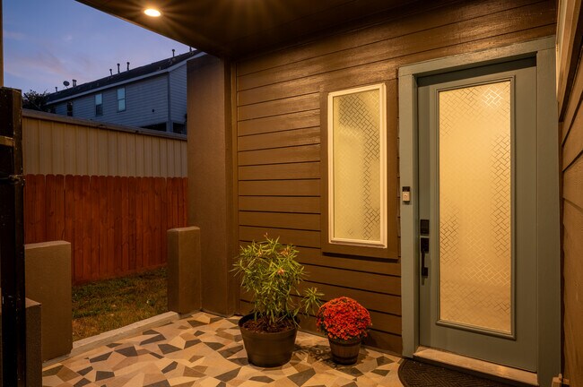 Building Photo - 913 Thompson St