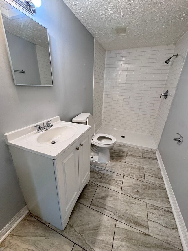 Building Photo - **Move in Ready** 3/2 Single Family home