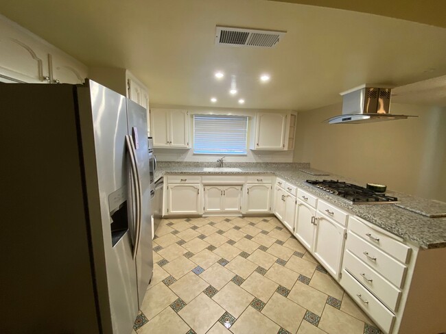 Building Photo - Beautiful Home for rent in Visalia, Ca