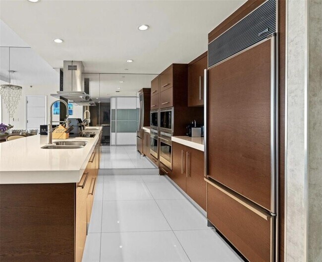 Building Photo - 495 Brickell Ave
