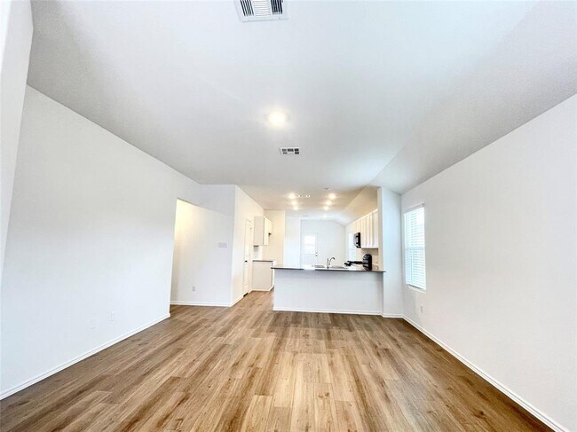 Building Photo - 305 Milliner Lp