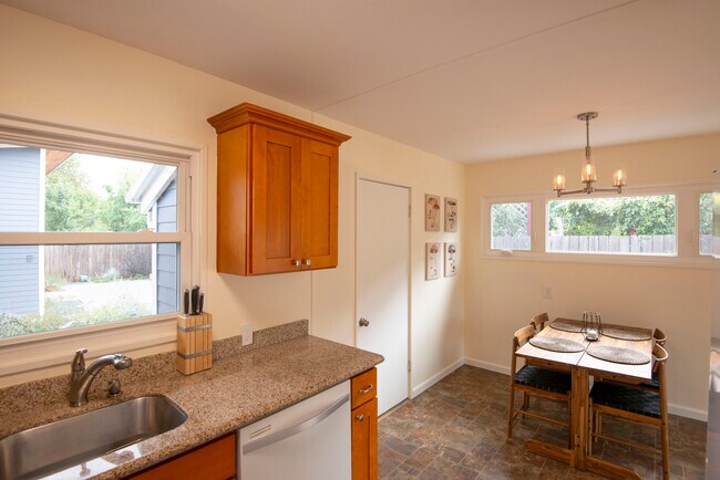 Kitchen - 9224 N Tyler Ave