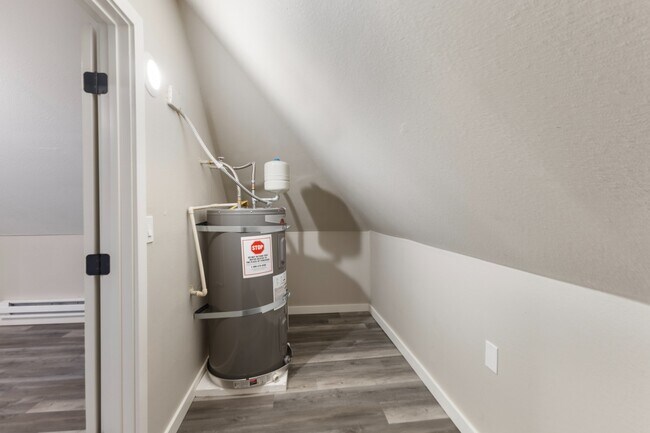 Building Photo - Charming 3BR Home in Heart of Tacoma - Modern Amenities & Prime Location!