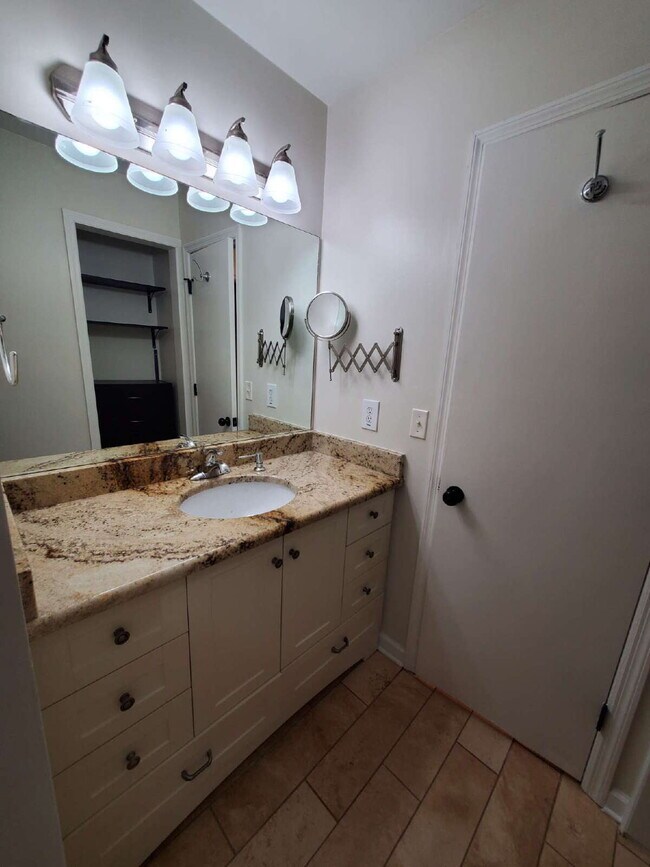Building Photo - "Charming 2-Bed Townhouse Retreat with Modern Comforts in Hendersonville!"