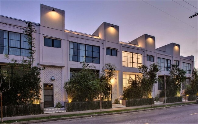 Building Photo - 1252 N Las Palmas Ave