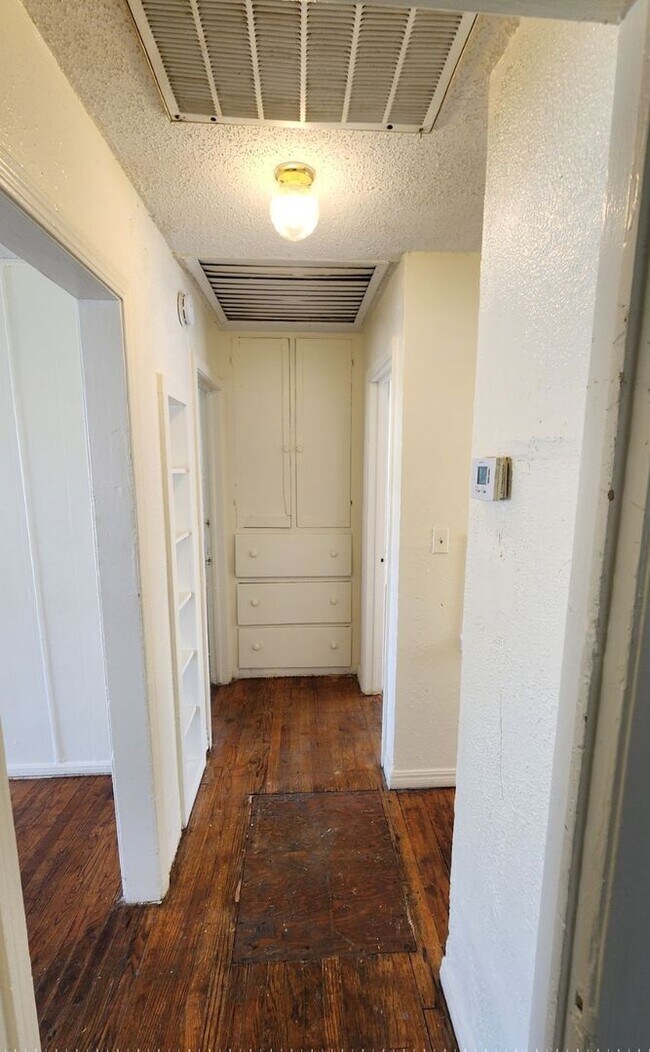 Building Photo - 2 bed 1 bath with laundry room