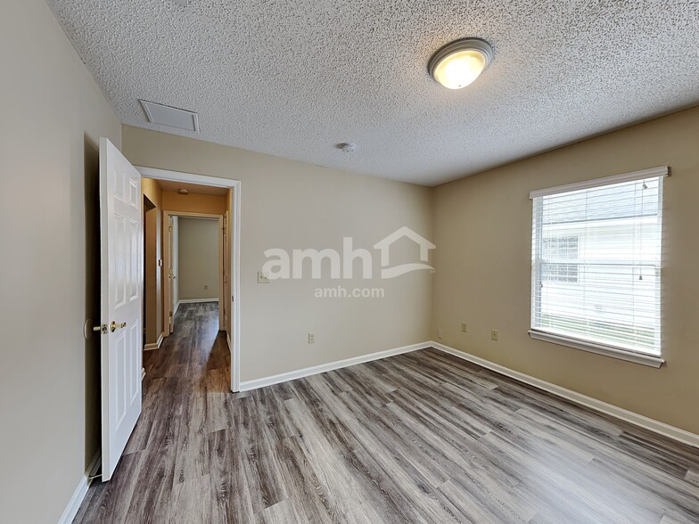 Building Photo - 685 Mackenzie Cir