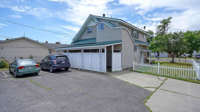 Building Photo - 2-bedroom/1 bathroom, parking included