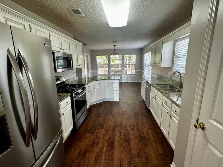 Building Photo - 27078 Stratford Glen Dr