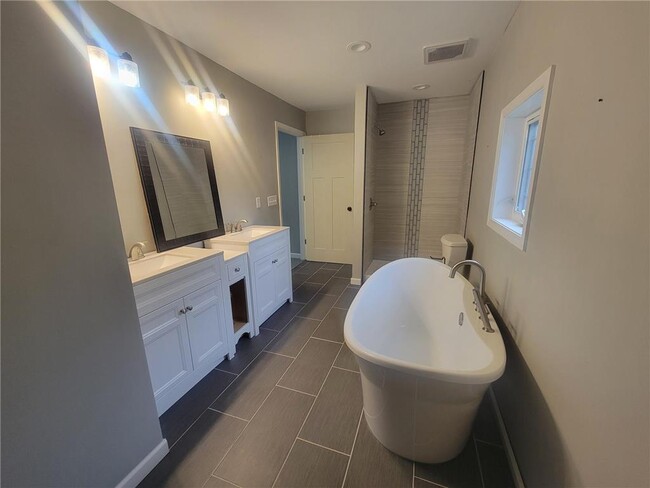 Building Photo - 47 6th Ave S