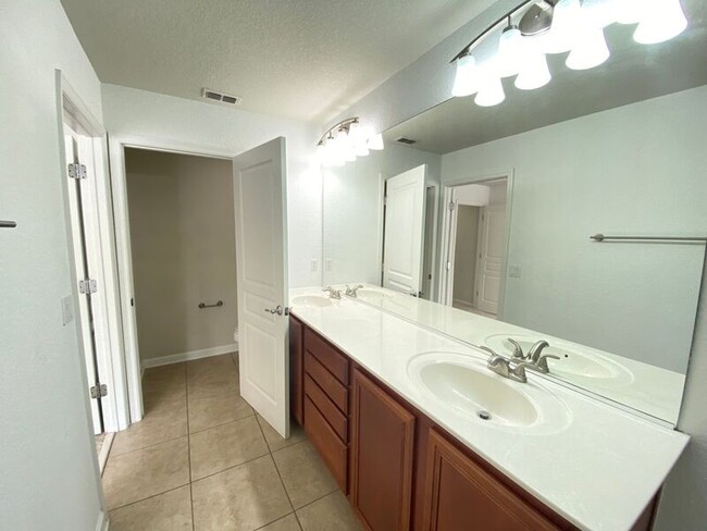 Building Photo - 12856 Salomon Cove Dr