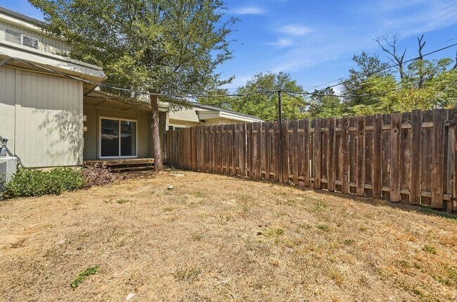 Building Photo - 807 Castle Ridge Rd