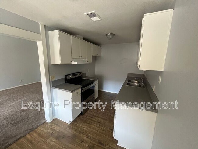 Building Photo - 951 Warwick Ave