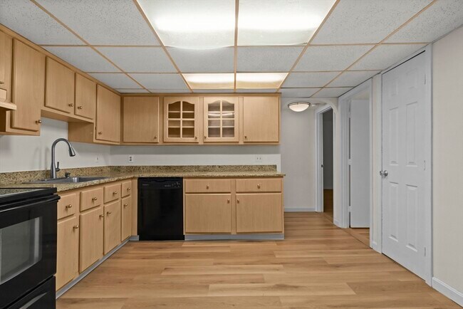 Building Photo - 7 Shadowbrook Ln