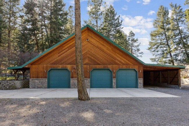 Building Photo - Lolo 4 bedroom, 2 bath, 2,520 Sq. Ft. home...