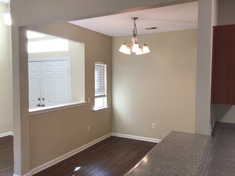 Building Photo - 121 Caribbean Village Dr