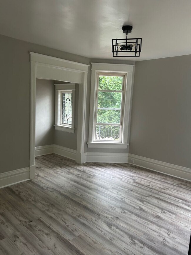 Primary Photo - 1675 N Marshall St