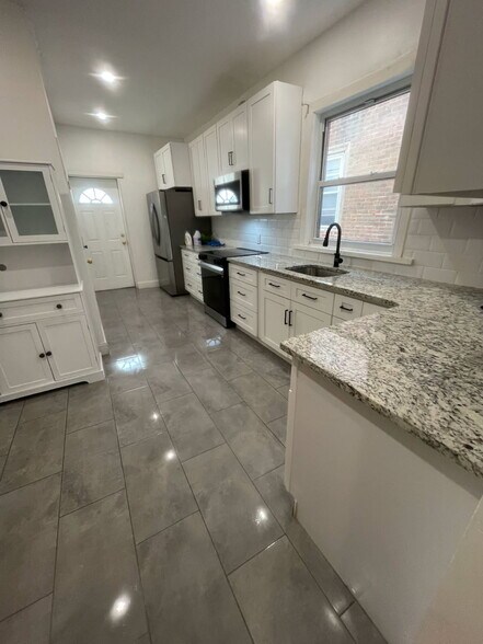Building Photo - 5759 Larchwood Ave