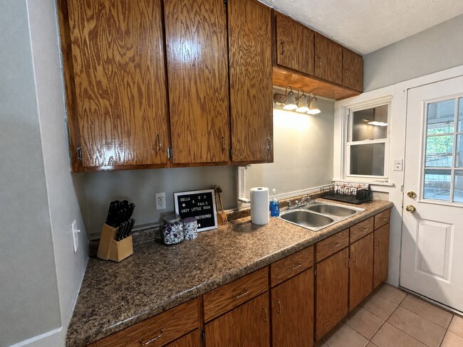 Building Photo - 3 Bedroom with Laundry & Garage