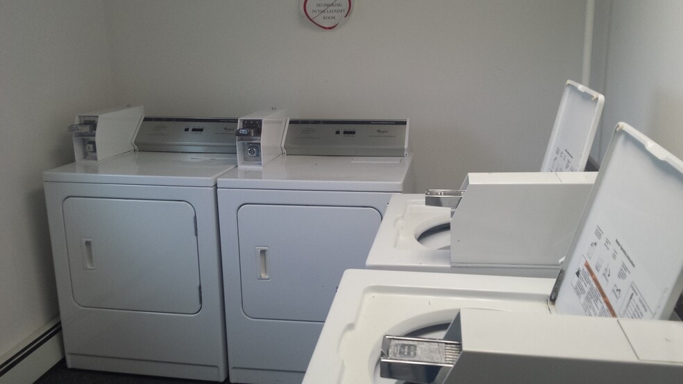 Building Photo - 1128 Hess Ave