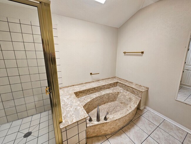 Building Photo - AVAILABLE NOW!