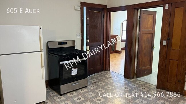 Building Photo - 605 E Auer-