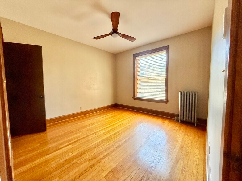 Primary bedroom - 1414 W Farragut Ave