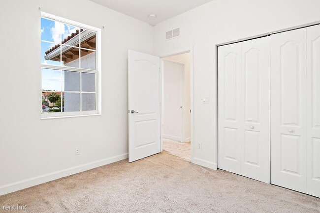 Building Photo - 3 br, 2.5 bath Townhome - Charleston Commons