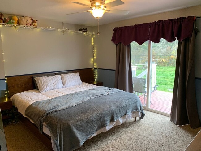 Building Photo - Lovely Home with Massive fenced yard and S...