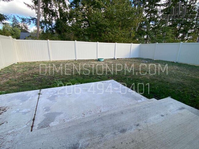 Building Photo - Wonderful 2 bed/1 bath duplex with firepla...