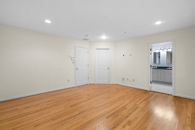 Building Photo - 3 Bed 3.5 Bath - Rockville Townhome - 2 Ca...