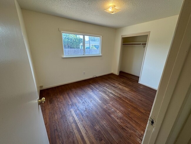 Building Photo - 870 Pearl Dr