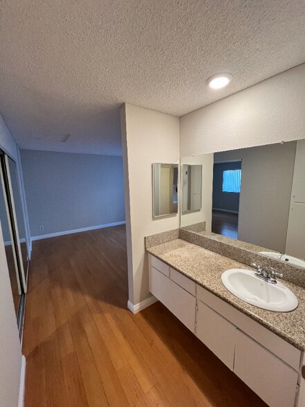 Building Photo - 626 E Verdugo Ave