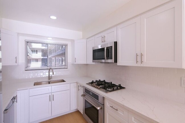 Building Photo - 3155 Montrose Ave