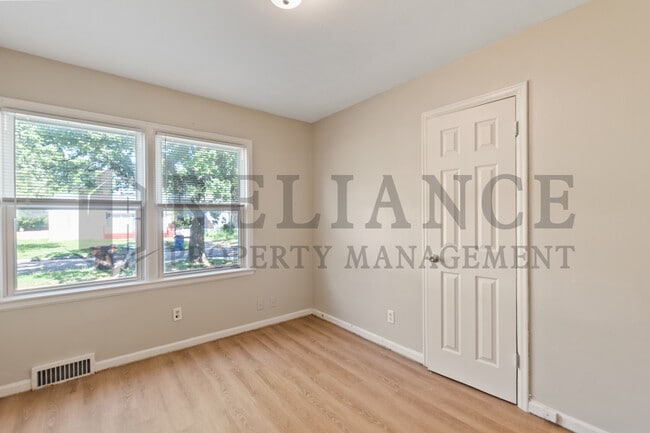 Building Photo - 804 N Battin St