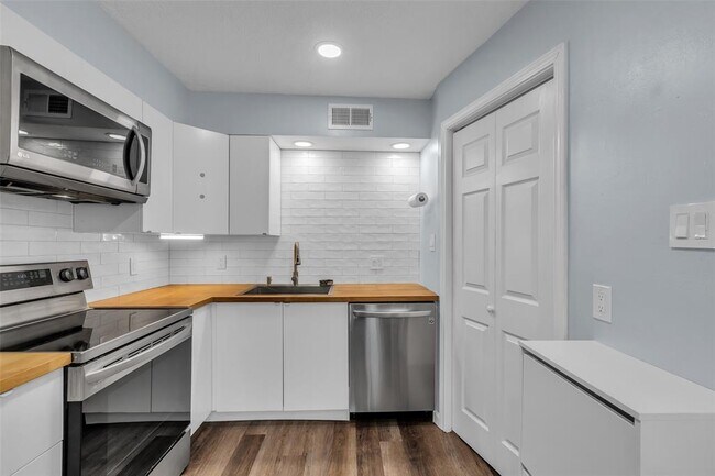 Building Photo - 386 N Post Oak Ln