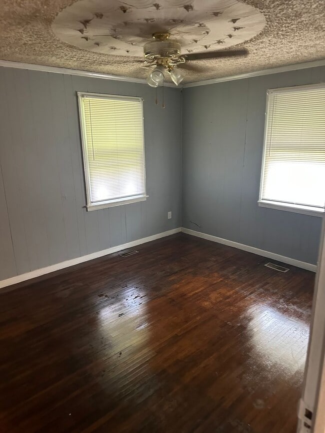 Building Photo - 3 bed house in Church Hill! Central HVAC, laundry, yard with shed!