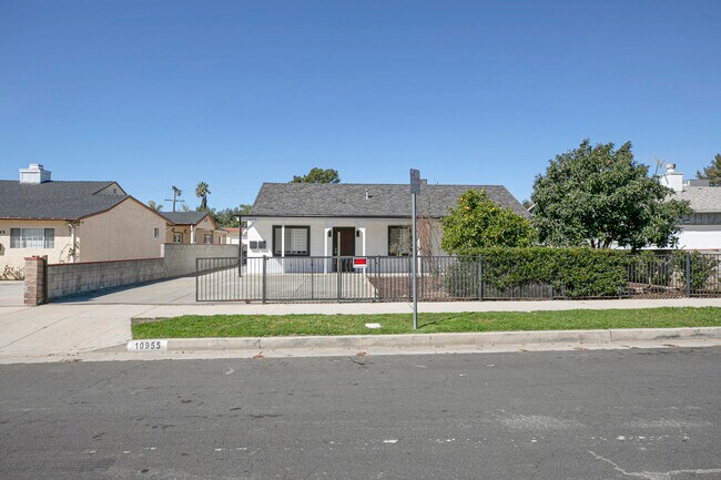 Primary Photo - 10955 Burnet Ave