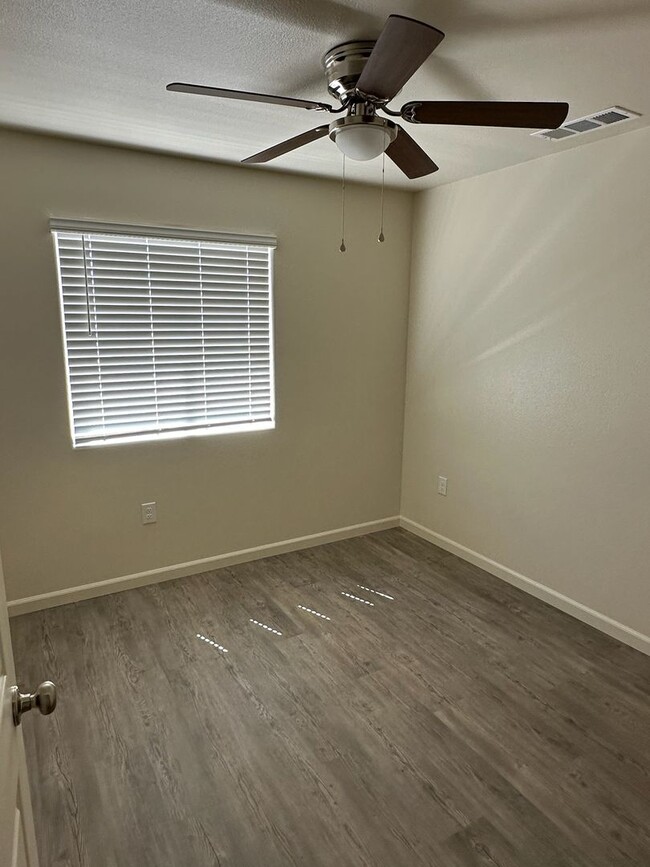 Building Photo - 2413 OAKMONT CIRCLE - 3 BEDROOM 2 BATH CON...