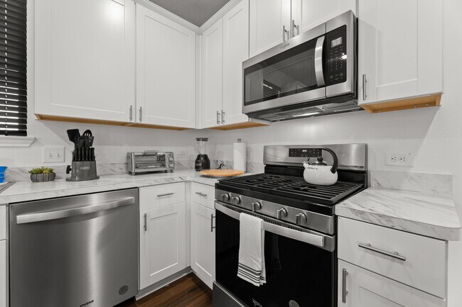 Building Photo - 16424 Big Hickory Dr